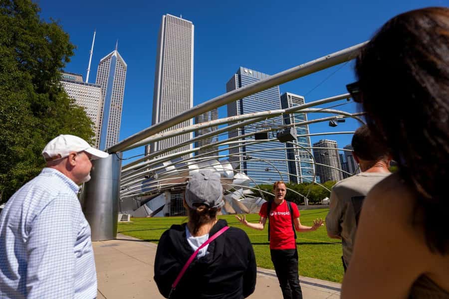Chicago: Food, History and Architecture Tour - Four Chicago foods, with portions meant to equal a meal