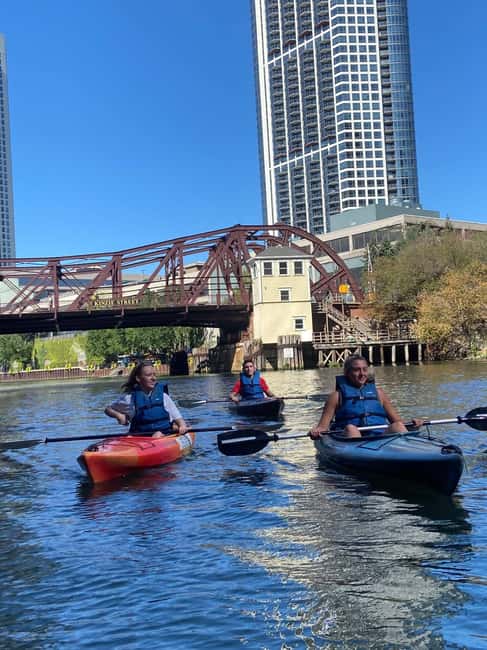 Chicago: History and Architecture Guided Kayak Tour - Setting out through the downtown river corridor