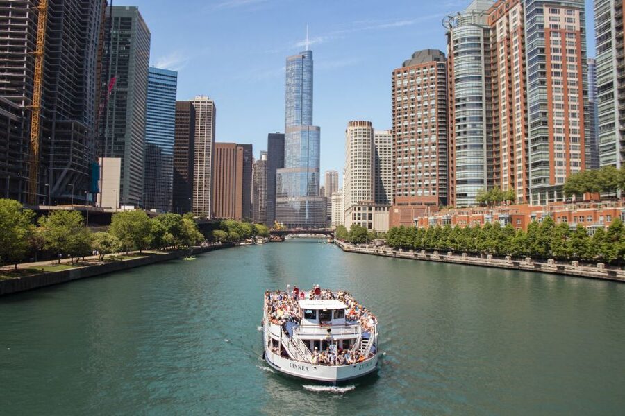Chicago River: 1.5-Hour Guided Architecture Cruise - The opening stretch past Chicago’s early towers