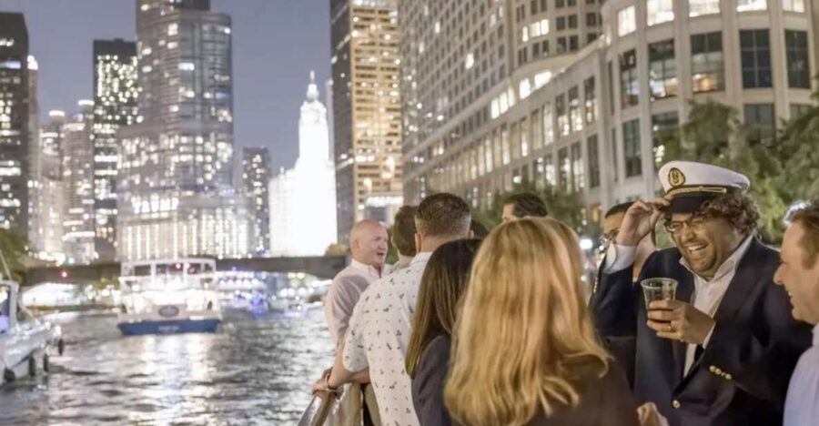 Chicago River: Guided Sunset Cocktail & Architecture Tour - Sunset Changes the Skyline