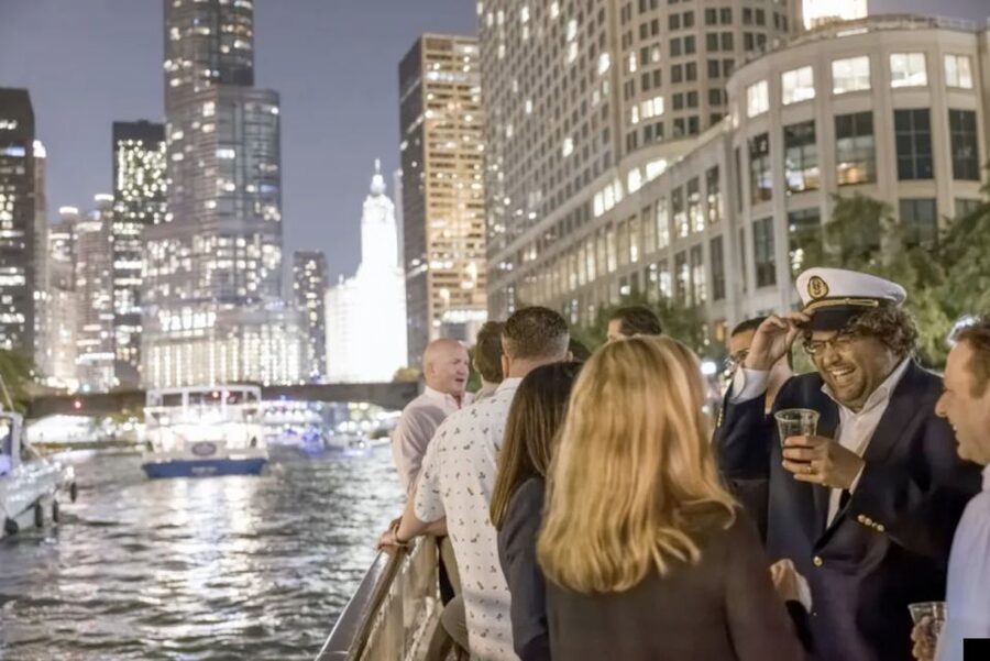 Chicago River: Guided Sunset Cocktail & Architecture Tour - The First Drink Sets the Evening’s Pace