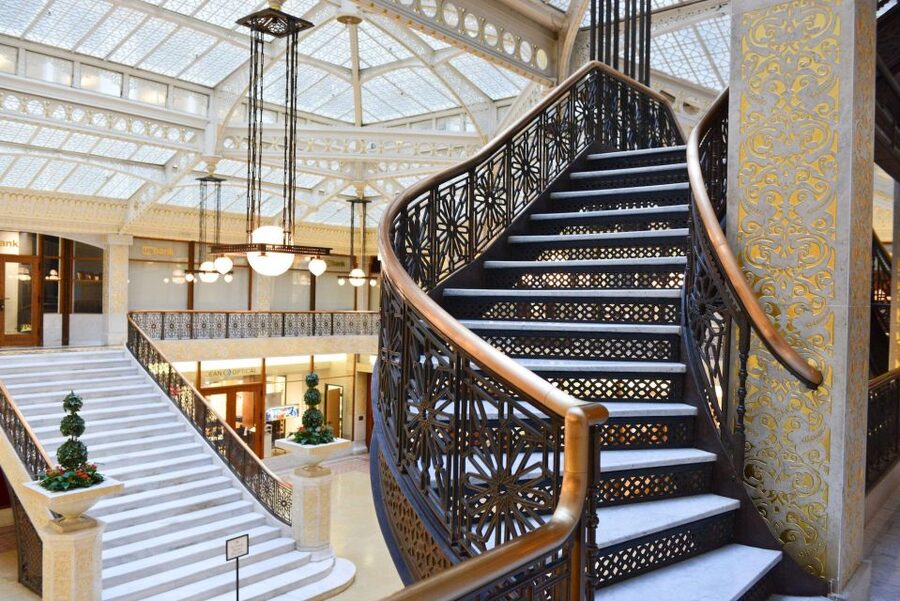 Chicago: Secret Interiors Architecture Walking Tour - Palmer House and the grand hotel tradition