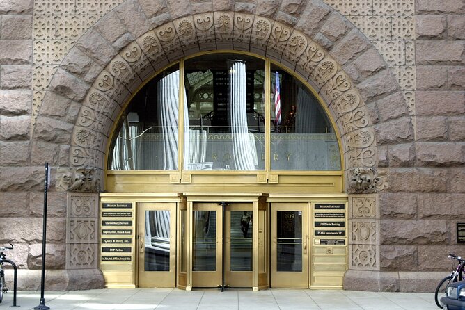 Chicago Walking Tour: Art Deco Skyscrapers Loop - A closer look at 1 North LaSalle Street
