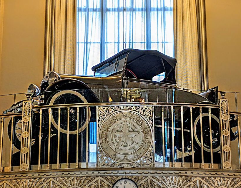 Chicago Walking Tour: See Inside Art Deco Masterpieces - A guide-led experience with room for questions
