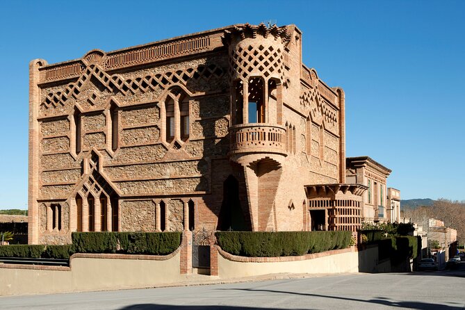 Colonia Guell & Gaudi's Crypt Admission Ticket with Audioguide - Finding the information center and starting independently