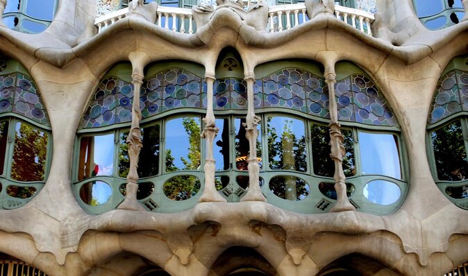 Complete Gaudi Tour: Casa Batllo, Park Guell & Sagrada Familia - Starting on Passeig de Gràcia at Casa Amatller