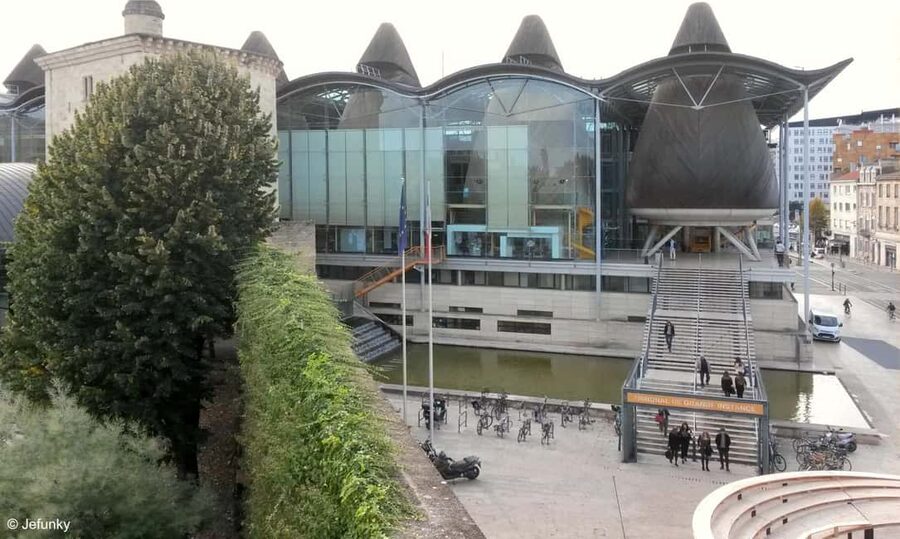 Contemporary Architecture in Bordeaux city center! - Start at Richard Rogers’ Bordeaux Law Courts