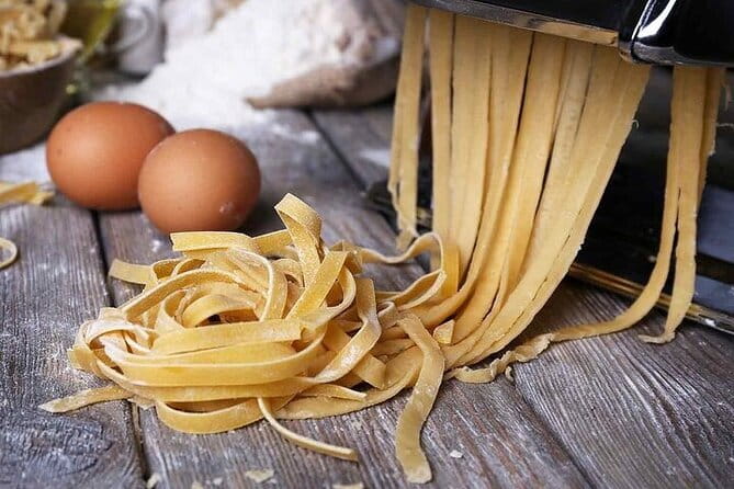 Cooking Art Brunelleschi with Unlimited Wine - Group size, noise, and comfort