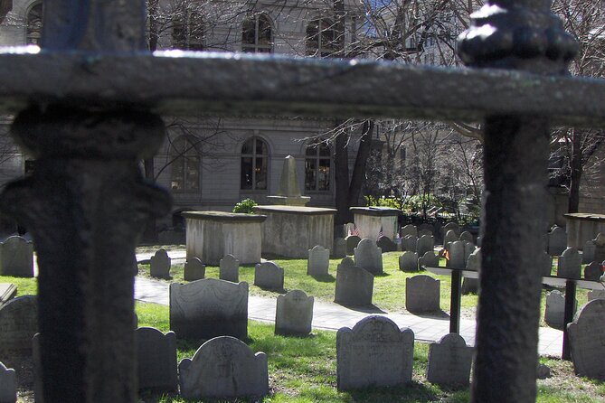 Downtown Freedom Trail Walking Tour - History & Architecture - Old Granary Cemetery and Boston Common