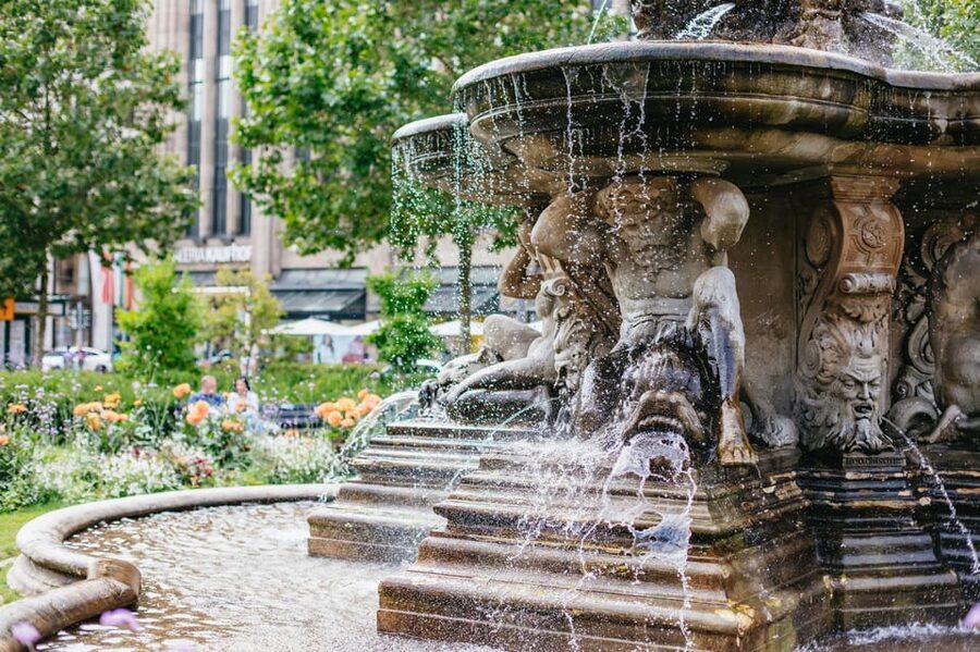 Düsseldorf: Guided City Architecture Walking Tour - Through the Old Town, where older streets meet newer ideas