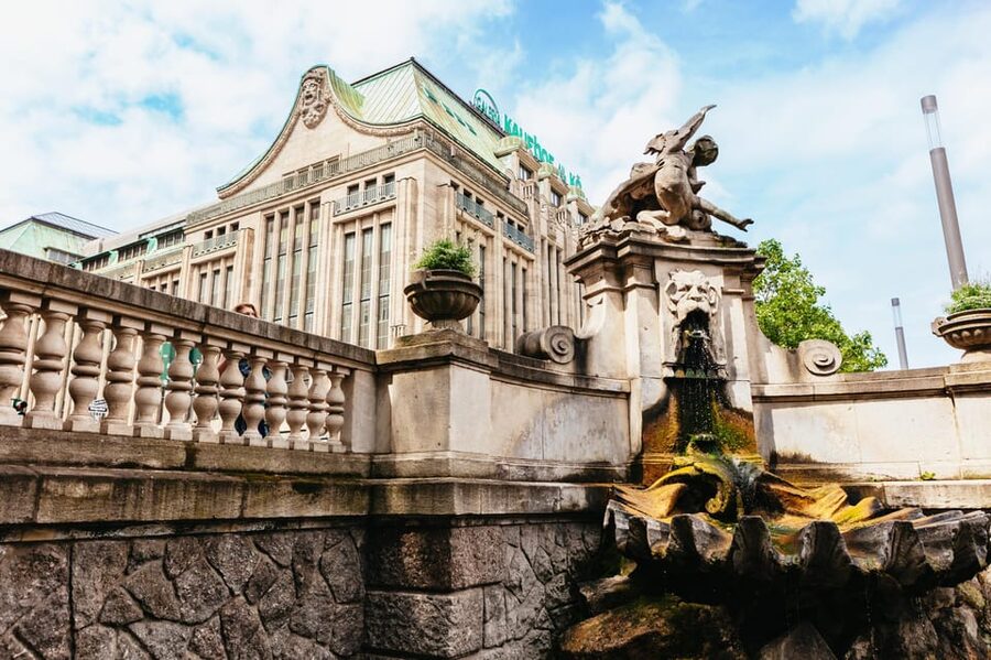 Düsseldorf: Guided City Architecture Walking Tour - The guides and the German-only format