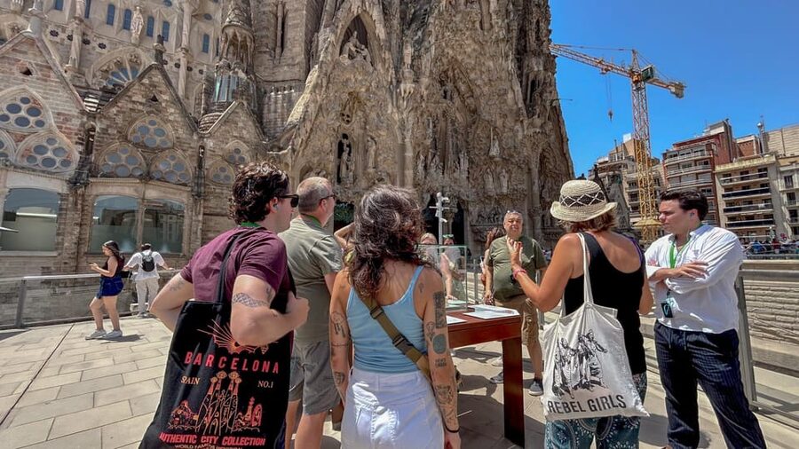 Early Access to Sagrada Familia w/ Optional Tower Access - Meeting at Mallorca Street and walking to the church