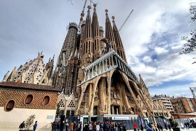 Explore Barcelona with a Private Gaudí Experience - Starting at the Liceu on Las Ramblas