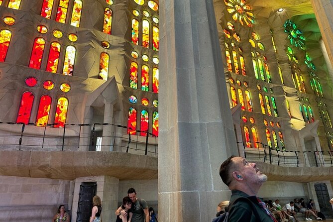 Fast Track Sagrada Familia Guided Tour - Language, audio equipment, and group size