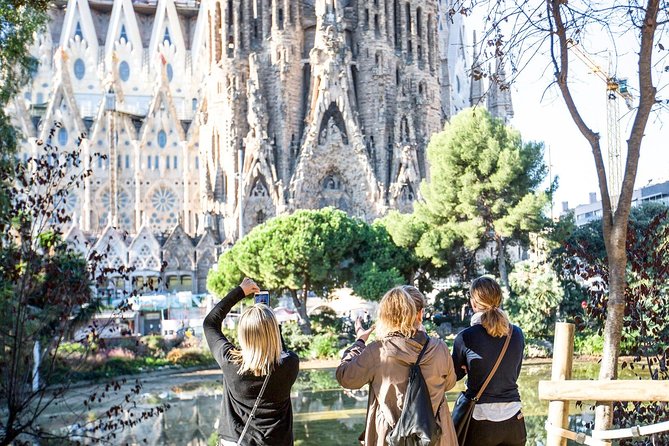 Fast Track Sagrada Familia & Park Guell the best of Gaudí - Meeting at Carrer de Sardenya