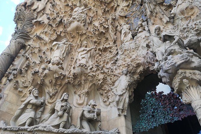 Food & Drink Tasting Private Tour & Sagrada Familia Skip the Line - Churros and hot chocolate at La Pallaresa