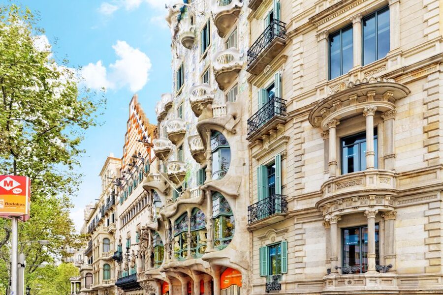From Costa Brava: Barcelona and Antoni Gaudí's Work Bus Tour - Gaudí’s Barcelona from the Costa Brava