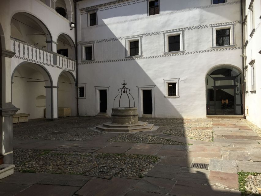 From Zagreb: Varazdin Baroque Town & Trakoscan Castle - Walking through Varaždin’s baroque center
