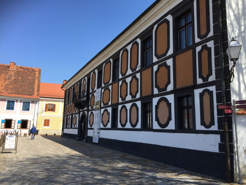 From Zagreb: Varazdin Baroque Town & Trakoscan Castle - Meeting the guide at Zrinjevac