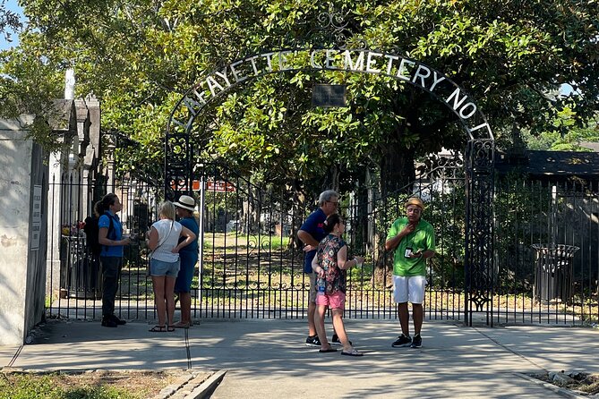 Garden District Architecture Walking Tour in New Orleans - The darker story behind the beautiful homes