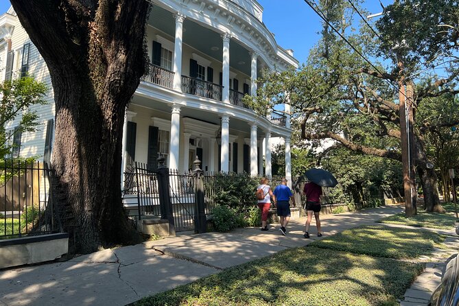 Garden District Architecture Walking Tour in New Orleans - Mansion fronts, garden walls, and planter-family power