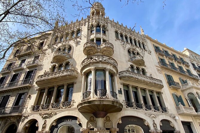 Gaudí and Barcelona Legends Walking Tour - Plaça Catalunya and Els 4 Gats