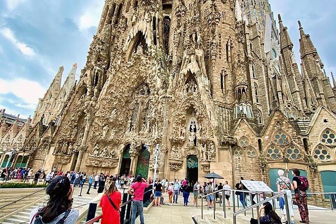 Gaudí Essential : Sagrada Familia Guided Tour - Five floors, one changing view of the interior