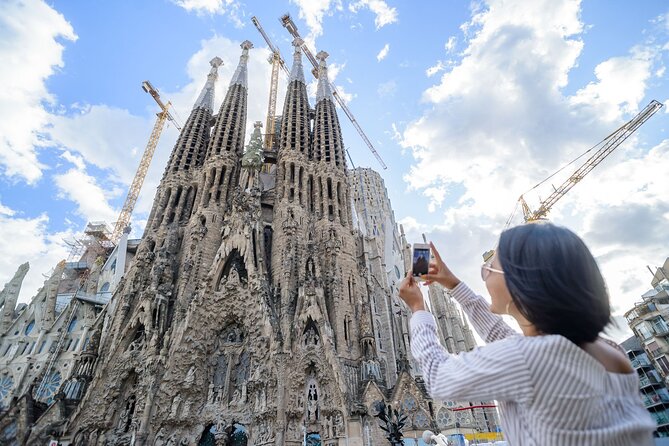 Gaudí Highlights Private Tour with Sagrada Familia Visit Included - Why this route works for a first look at Gaudí