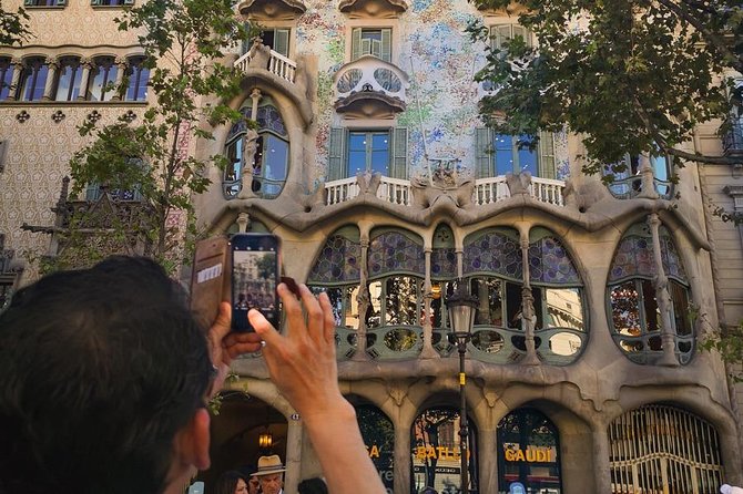 Gaudi houses Private Tour: La Pedrera & Casa Vicens Skip-the-Line - Spending an hour inside La Pedrera
