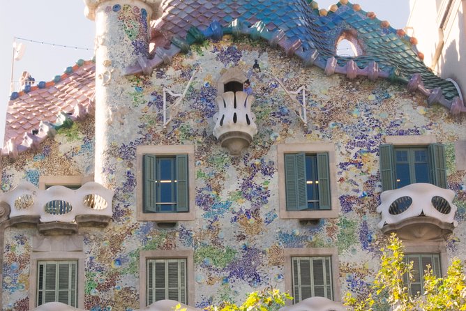 Gaudi, Modernisme And Spanish Wine - Meeting at Passeig de Gràcia at 4:00 pm