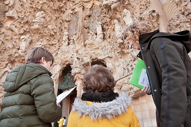 Gaudi & Sagrada Familia Donation-Based Tour in English - Passeig de Gràcia and the city between landmarks