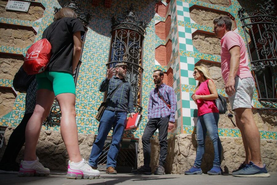 Gaudi UNESCO Highlights - 4h Small Group Bike Tour - A pause at Plaça del Sol