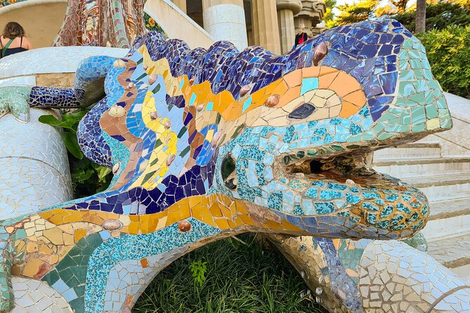 Gaudis Sunset Sagrada Familia and Parc Güell Guided English Tour - What the guide adds to the experience