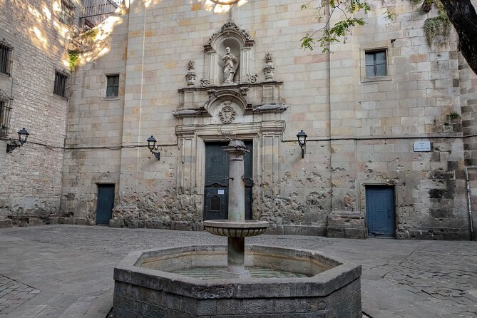 Gothic Quarter and Gaudí Small-Group Tour - From old streets to Passeig de Gracia