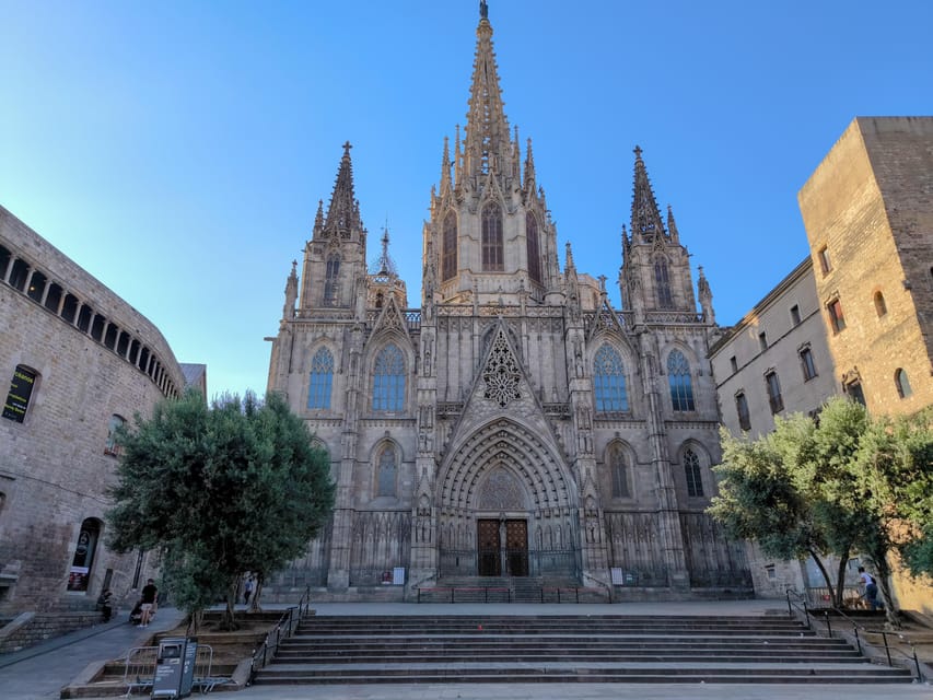 Gothic Quarter & Gaudí's Treasures Small-Group Tour - Eixample: Barcelona opens up