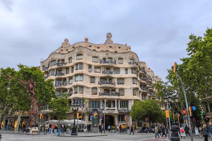 Gothic Quarter & Gaudí's Treasures Small-Group Tour - The walking pace and accessibility question
