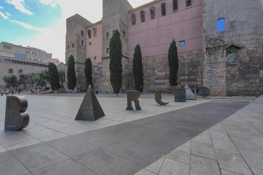 Gothic Quarter & Gaudí's Treasures Small-Group Tour - Gothic Quarter: 45 minutes among old walls and narrow lanes