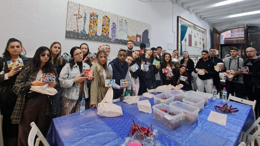 Guided Gaudí’s Trencadís Mosaic Workshop in Barcelona - Your first look at the tools and materials