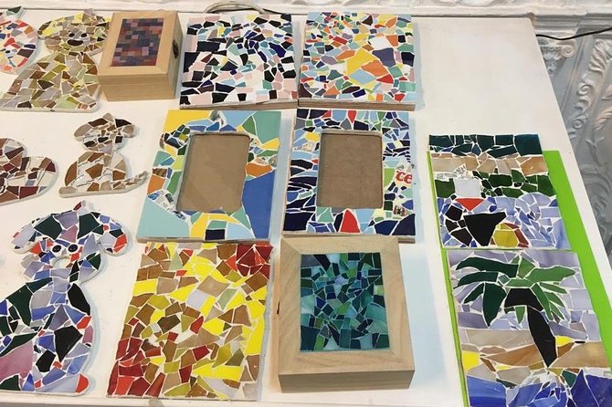 Guided Gaudí Trencadís Mosaic Workshop in Barcelona 2 Hours - Choosing a project and planning your colors