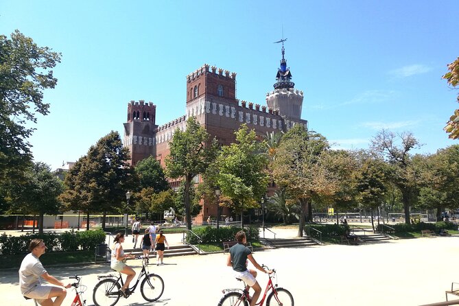 Guided Tour Ciutadella Park Nature, Triumphal Arch and Gaudí in Barcelona. - Gaudí at the Monumental Waterfall