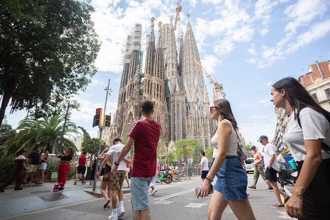 Guided Tour Sagrada Familia and Park Guell - The one-hour gap between the sights
