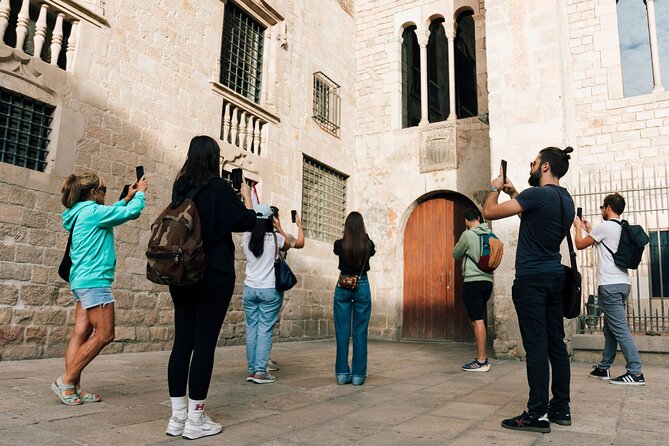 HistARy: Guided tour of the Gothic Quarter with Augmented Reality - Casa de l’Ardiaca and the strange mailbox