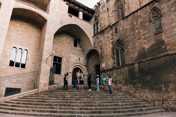 HistARy: Guided tour of the Gothic Quarter with Augmented Reality - Pont del Bisbe and its darker legends