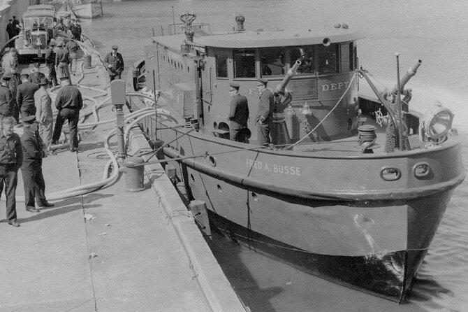 Historical and Architectural Chicago Fireboat River & Lake Cruise - A close look at the historic fireboat