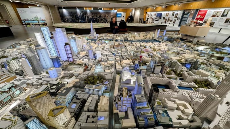 London: Modern Architecture & Building Guided Walking Tour - The Walkie Talkie and London’s engineering problems