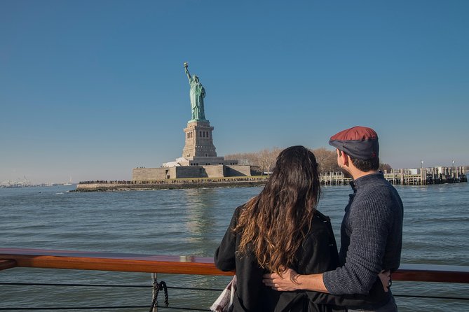 Manhattan Architecture Yacht Cruise - Boarding at Pier 62 and settling into the yacht