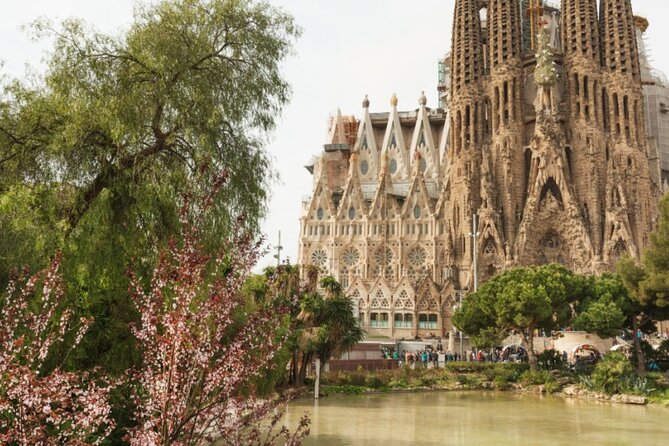 Max 6 People Full-Day Tour Barcelona, Sagrada Familia, Parc Guell - Who should book this experience?