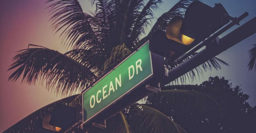 Miami Beach Bar Tour: Art Deco & Neon Lights with Historian - Who should book this night out?