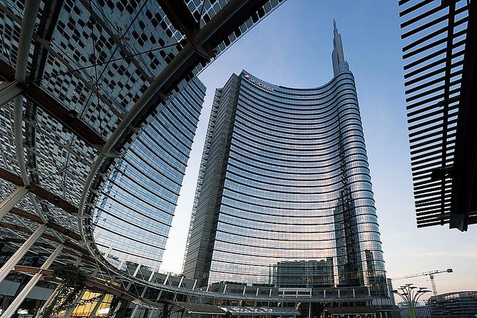 Milan Skyscrapers Guided Tour: Porta Nuova, Unicredit tower & Vertical Forest - Walking through Corso Como
