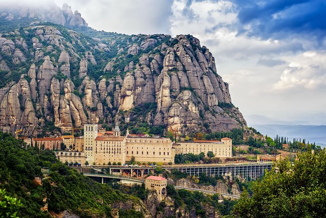 Montserrat Monastery and Sagrada Familia Tour with Liquor Tasting - Returning to Barcelona for the long break